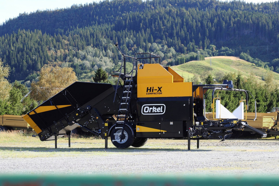 專業(yè)壓實(shí)機(jī)，用于打包粗糙的廢料